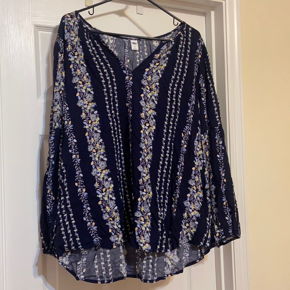 Size XL, Old Navy, patterned long sleeve blouse!